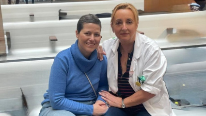 Julia Viejo junto a una paciente con cáncer