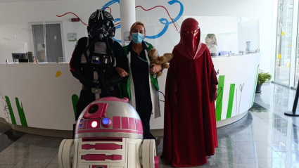 Julia Viejo, con personajes de Star Wars en el HUCA