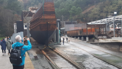 Paseantes fotografiando la Nao San Juan