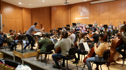 Músics de l'Orquestra Julià Carbonell durant un assaig a Lleida