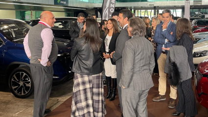 Representantes institucionales charlando con uno de los expositores del Salón