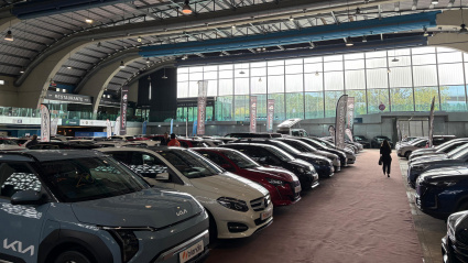 Uno de los pasillos del Pabellón de Exposiciones de La Magdalena, lleno de vehículos en exposición