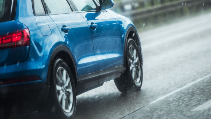 Coche circulando con lluvia, atención a los neumáticos