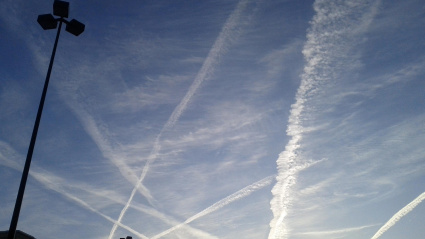 cualquier estela en el cielo se convirtió en la “prueba” definitiva de que algo estaban rociando sobre la población.