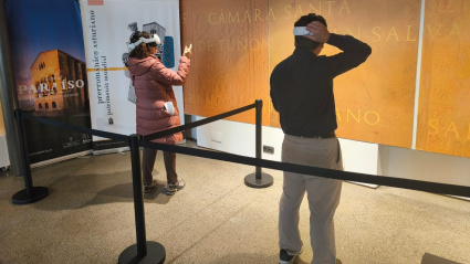 Visitantes viviendo la experiencia con las gafas de realidad virtual en el Centro del Prerrománico Asturiano