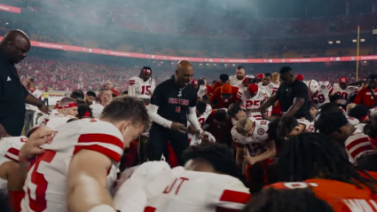 Estos equipos de fútbol americano universitario se unieron para una oración post-partido