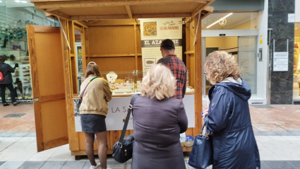 Clientes en el puesto de azabache de Pedro Villanueva