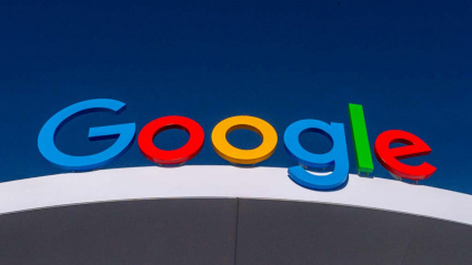 El logo de Google en la fachada de una de sus sedes