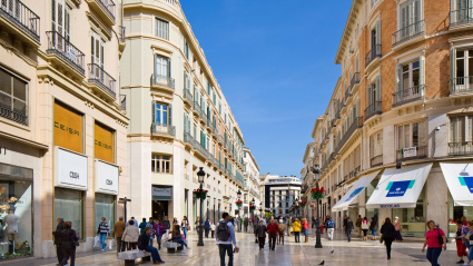 Tiendas en la Calle Marqués de Larios, la principal calle comercial de Málaga