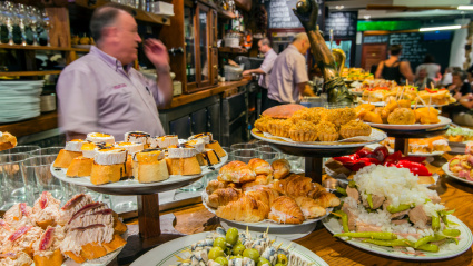 Pinchos o pintxos servidos en un bar de Donostia San Sebastián, Gipuzkoa