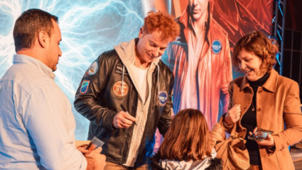 El Mago Yunke recibe a una familia en su último espectáculo, Hangar 52