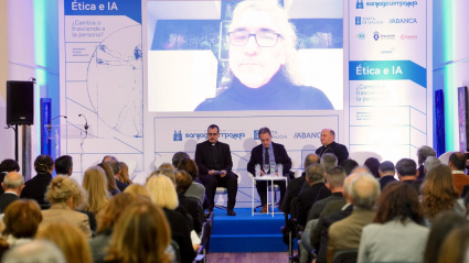 El arzobispo de Santiago en uno de los momentos del Seminario