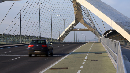 Coche circulando por Puente Tercer Milenio. Puente sobre el río Ebro. Zona Expo de Zaragoza