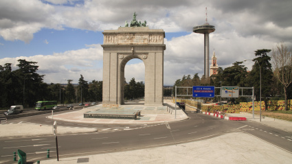 Observatorio de Moncloa con el arco y la torre de la Victoria, Madrid