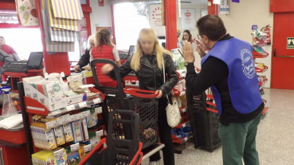 Voluntario en uno de los supermercados