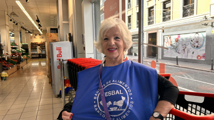 Pilar, voluntaria en el supermercado Día de Colón