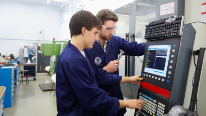 Los estudiantes realizan sus prácticas en el centro de mecanizado de 3 ejes, Mecánica Aplicada, Tecnun, Escuela de Ingeniería de San Sebastián, Universidad de Navarra.