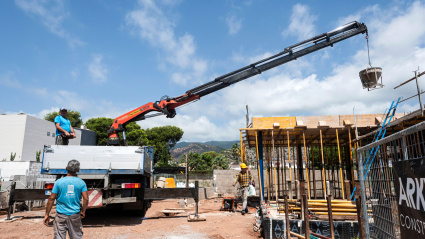 Bombeo de hormigón en una obra de construcción de una villa en Benicàssim, Castellón