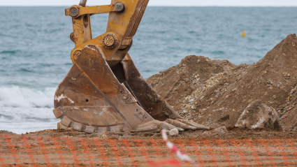 Cuchara de una excavadora o draga utilizada para dragar arena de mar, Alicante