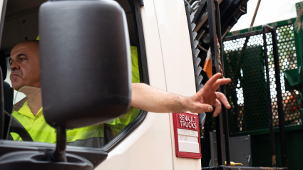 Un conductor de camión Renault hace un gesto positivo con las manos en Paiporta