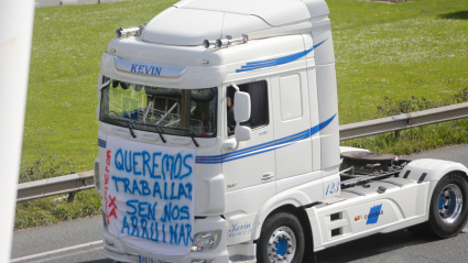 Camión con una pancarta de protesta colocada delante de la cabina