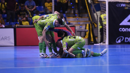 Los jugadores del Palma Futsal celebran uno de los 4 goles de la final