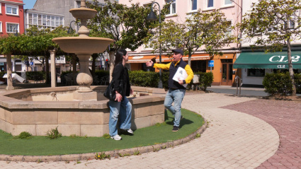 Víctor Fábregas en la plaza del antiguo ayuntamiento de Xuvia