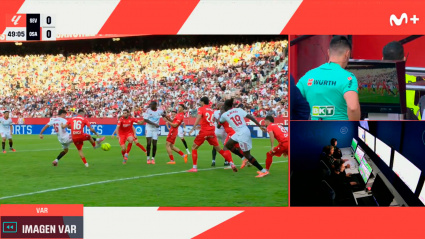 Penalti de Moi Gómez sobre Juanlu en el Sevilla-Osasuna