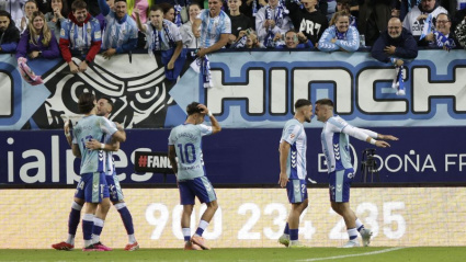 El equipo celebra el primer gol
