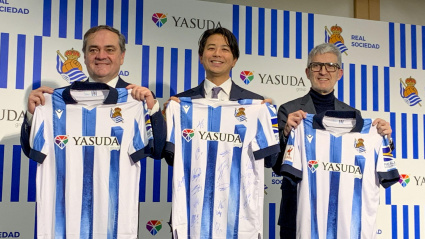 TOKIO, 11/01/2024.- El presidente del Real Sociedad, Jokin Aperribay (i) y el director deportivo, Roberto Olabe (d) y el director ejecutivo de Yasuda Group, Keisuke Yasuda (c) durante el anuncio de la creación de un sistema de captación y formación de jóvenes futbolistas permanente en Japón y la celebración de un amistoso del primer equipo en el país asiático.