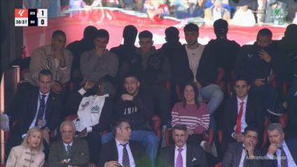 Los jugadores del Athletic en la grada tras la rabona de Selton Sued