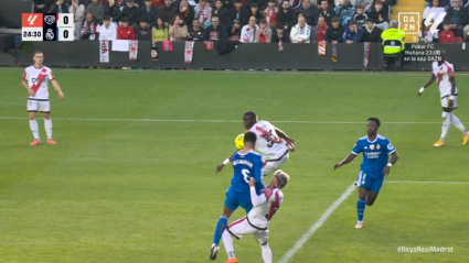 El agarrón de Chavarría a Bellingham en el Rayo-Real Madrid
