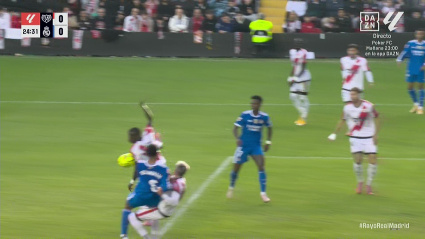 Agarrón de Chavarría a Bellingham en el Rayo-Real Madrid