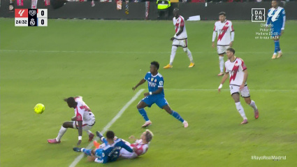 Bellingham, en el suelo tras el agarrón de Chavarría en el Rayo-Real Madrid