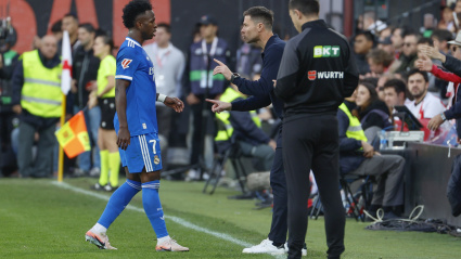 Xabi Alonso hablando con Vinicius