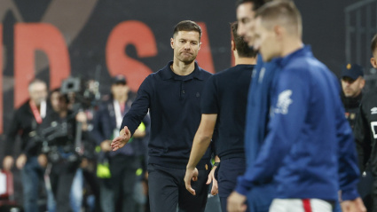 Xabi Alonso saluda a Iñigo Pérez tras el Rayo-Real Madrid