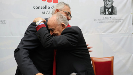 Alonso Montero abraza al alcalde de Lugo, Miguel Fernández