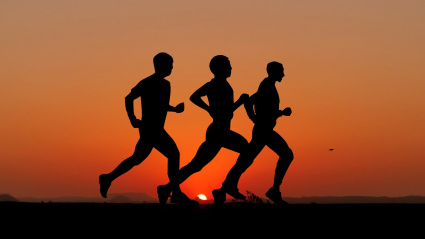 Tres personas corriendo