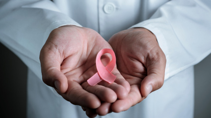 Imagen de recurso de un médico con un lazo rosa para la concienciación sobre el cáncer de mama