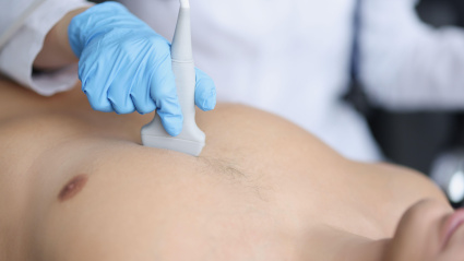 Imagen de recurso de un doctor haciendo una ecografía a un hombre en el pecho