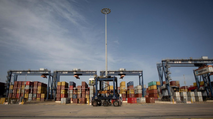 01/04/2021 Contenedores de mercancías en el muelle de descarga del Puerto de Barcelona, en Cataluña (España), a 1 de abril de 2021. El canal de Suez quedó libre al tráfico en las primeras horas del 29 de marzo, después de que el "Ever Given" fuera desencallado en el Canal de Suez. Tras ello, 437 buques que estaban atrapados pudieron pasar. Los puertos españoles recibirán durante los próximos días 65.000 contenedores bloqueados por el accidente del "Even Given", entre ellos el puerto de Barcelona donde preparan un plan de contingencia para atender las mercancías.POLITICA David Zorrakino - Europa Press