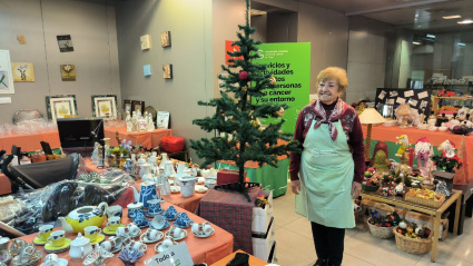 Voluntaria del rastrillo solidario