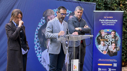 Félix Romero en el centro junto a Marian Aguilar y Francisco Acosta, en el Patio del Reloj del Palacio de la Merced