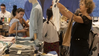 Interior de una tienda de ropa