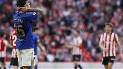 BILBAO, 09/11/2025.- El defensa del Real Oviedo Javier López lamenta la derrota al término del partido de la jornada 12 de Liga disputado este domingo en el estadio de San Mamés. EFE/Miguel Toña