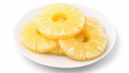 Rodajas de piña enlatada en el plato