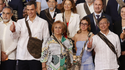El ministro del interior, Armando Benedetti (i), el presidente del Gobierno de España, Pedro Sánchez (2i); la canciller de Colombia, Rosa Yolanda Villavicencio; (c), la hija del presidente de Colombia, Antonella Petro (cd); y el presidente de Colombia, Gustavo Petro (d), posan durante la foto oficial en la apertura de la IV Cumbre CELAC-UE este domingo, en Santa Marta (Colombia)