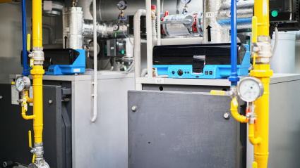 Calderas de gas, sala de calderas, planta, tubos, válvulas