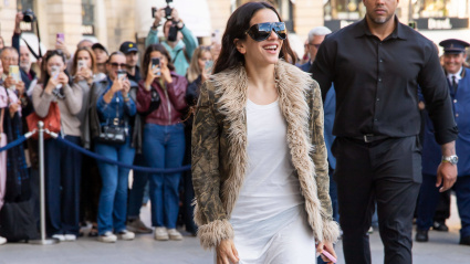 Rosalía, el fenómeno global de la música, no llegó con discos de platino, sino con algo que resonó de manera más profunda y doméstica: un humilde, pero seguramente delicioso, bizcocho de naranja.