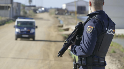 Agentes de policía desplegados frente a la nave en la que se encuentra atrincherado en Isla Mayor (Sevilla)